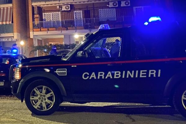 Con ascia e coltello fuori la porta di casa dell’ex moglie: donna salvata dal blitz dei carabinieri