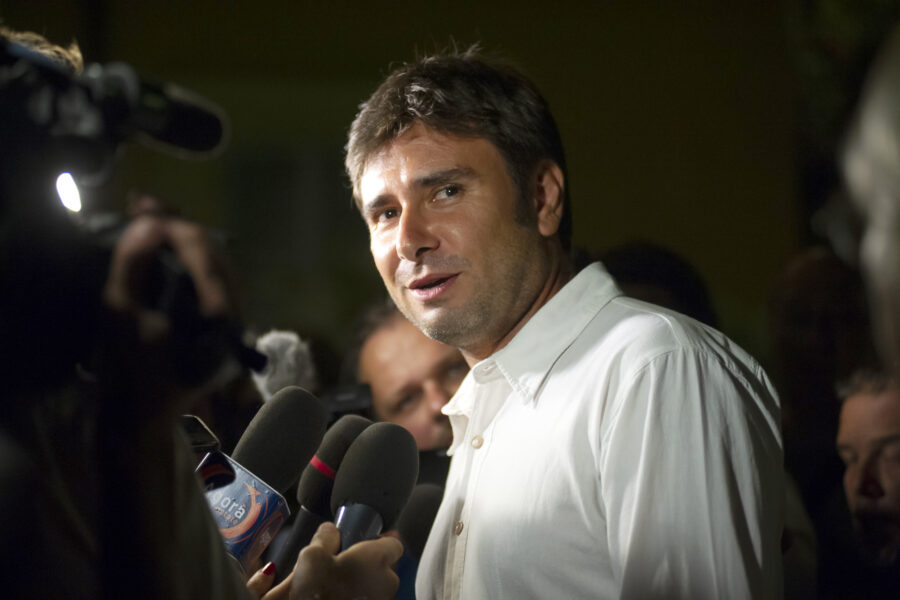 Di Battista diventa prof di comunicazione politica, lezione da 39 euro per aiutare a conquistare la “poltrona”