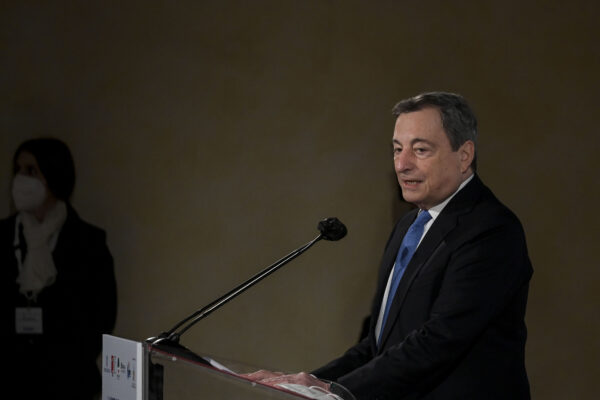 Gli italiani stanno con Draghi: 8 su 10 vogliono il premier a palazzo Chigi Gli italiani stanno con Draghi: 8 su 10 vogliono il premier a palazzo Chigi