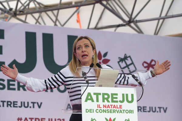 Meloni archivia Atreju e torna ai proclami sovranisti: “Spezzeremo le reni a Macron” Meloni archivia Atreju e torna ai proclami sovranisti: “Spezzeremo le reni a Macron”