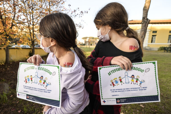 V-DAY PEDIATRICO ALL’OSPEDALE SPALLANZANI, LE PRIME DOSI AI BIMBI VACCINAZIONE PEDIATRICA VACCINAZIONI PEDIATRICHE ANTI COVID-19 BAMBINI ATTESTATO DI CORAGGIO BIMBE BAMBINE