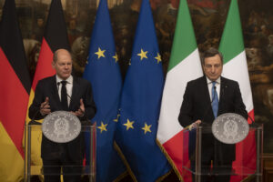 Draghi ago della bilancia in Europa, i tedeschi provano ad entrare nell’asse Roma-Parigi