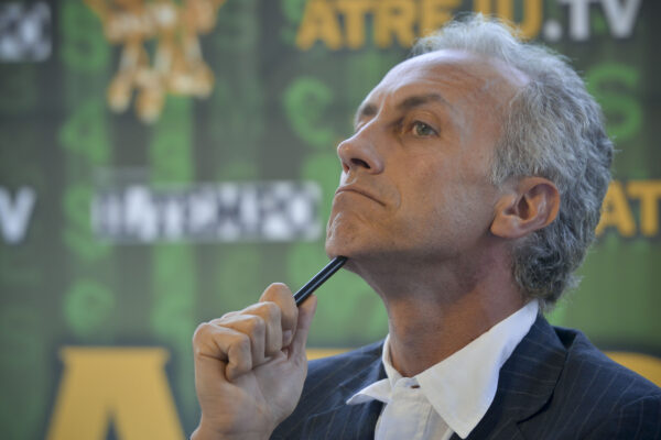 Travaglio si mette a capo di magistrati e giornalisti e suona la carica contro la Costituzione Travaglio si mette a capo di magistrati e giornalisti e suona la carica contro la Costituzione
