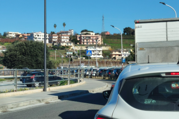 Caos tamponi, file e caos fuori gli ospedali: “Non ho sintomi ma voglio farmi il cenone” Caos tamponi, file e caos fuori gli ospedali: “Non ho sintomi ma voglio farmi il cenone”