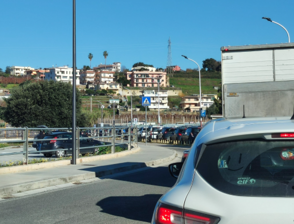 Caos tamponi, file e caos fuori gli ospedali: “Non ho sintomi ma voglio farmi il cenone”