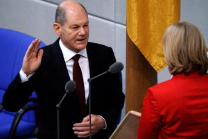 Olaf Scholz eletto nuovo cancelliere, l’era Merkel si chiude con una standing ovation