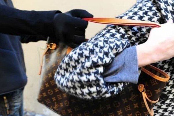 Pensionata va a prelevare e viene aggredita e trascinata in strada: in ospedale con più fratture