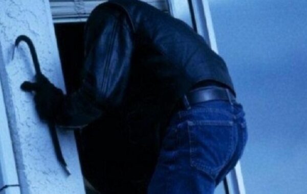 E’ morto l’uomo scaricato in ospedale dopo volo da capannone: “Stava rubando con i complici” E’ morto l’uomo scaricato in ospedale dopo volo da capannone: “Stava rubando con i complici”