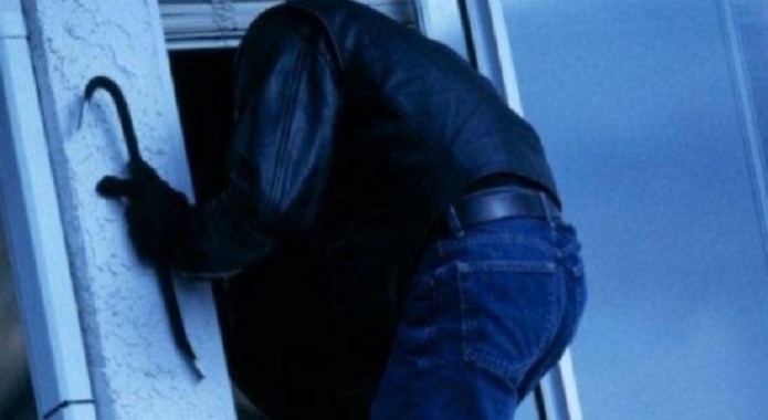 E’ morto l’uomo scaricato in ospedale dopo volo da capannone: “Stava rubando con i complici”