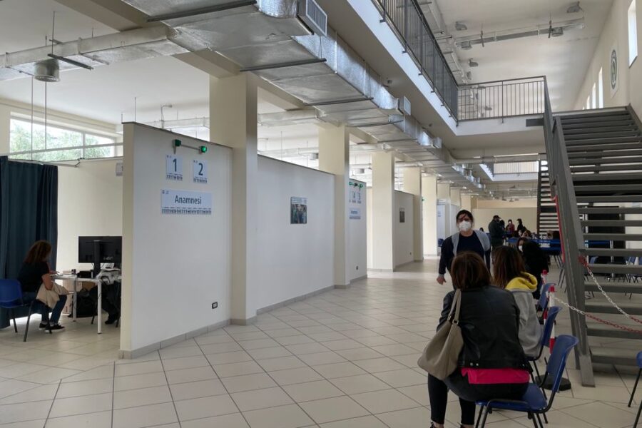 Ladri nell’hub vaccinale napoletano, rubati pc e stampanti: “Un danno per tutti”