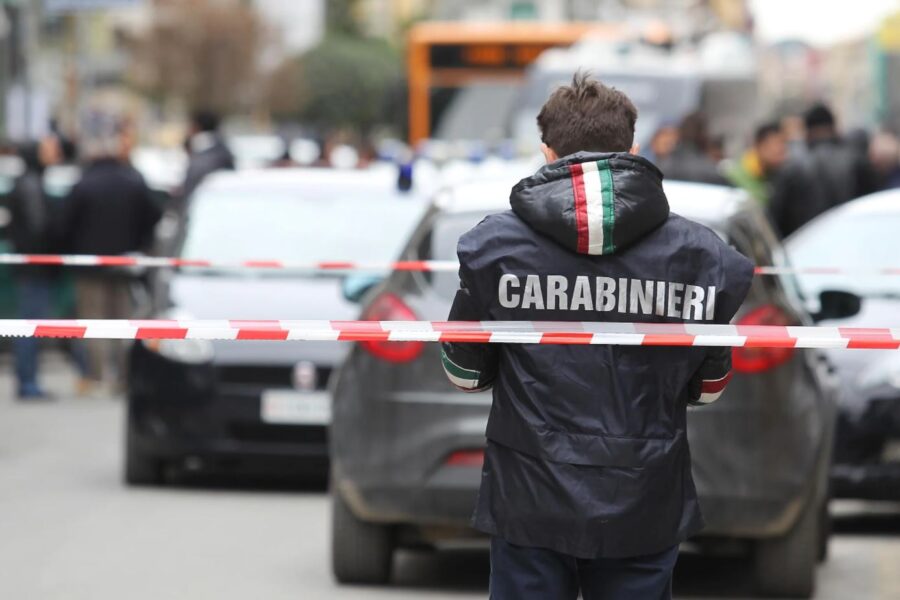 Agguato a Ponticelli, killer in azione al distributore: vittima tenta la fuga ma muore in auto dissanguato