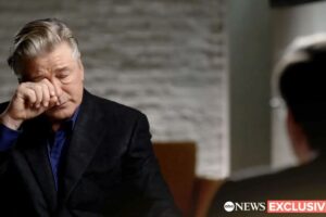 Alec Baldwin, intervista in lacrime dopo l’incidente mortale sul set: “Non ho premuto il grilletto, qualcuno ha messo una pallottola ‘viva’”