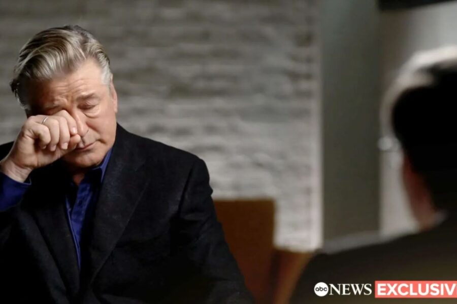 Alec Baldwin, intervista in lacrime dopo l’incidente mortale sul set: “Non ho premuto il grilletto, qualcuno ha messo una pallottola ‘viva’”