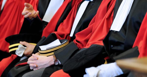 L’intoccabile casta dei magistrati, sbagliano spesso e non pagano mai: “Ogni giorno tre innocenti in carcere”