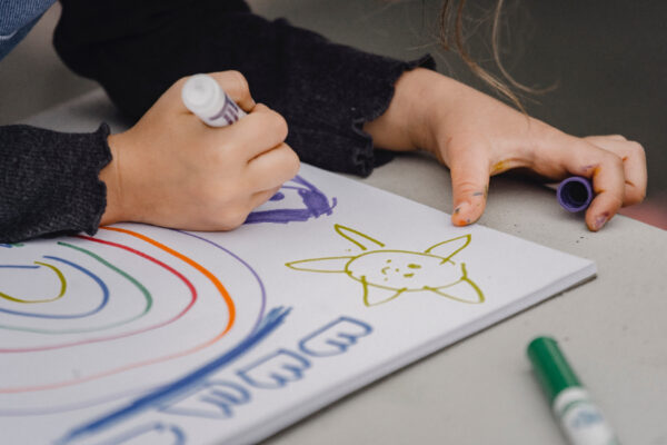 Bimbi maltrattati da mamme affidatarie, la Procura evoca Bibbiano ma il comune tuona: “Evitare strumentalizzazioni”