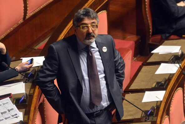 Il covid uccide Bartolomeo Pepe, l’ex senatore 5 Stelle (e no vax) definì il covid una “ridicola isteria” Il covid uccide Bartolomeo Pepe, l’ex senatore 5 Stelle (e no vax) definì il covid una “ridicola isteria”