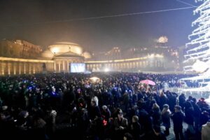 Ordinanza di De Luca, a Natale e Capodanno vietate feste e alcolici: in strada si può bere solo l’acqua