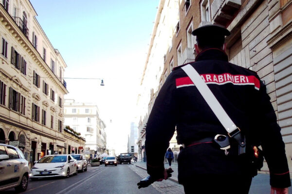 La truffa del finto carabiniere: “Ci sono dei ladri in fuga nel palazzo” e si fa aprire la cassaforte da coppia di anziani