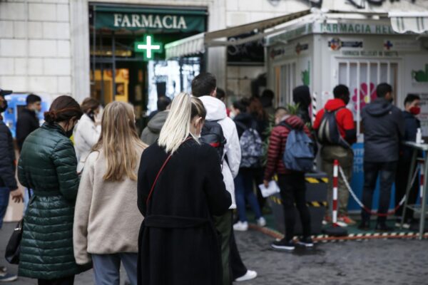 Quarantena, la proposta ‘compromesso’ del Cts: “5 giorni con booster, azzerata per lavoratori essenziali”