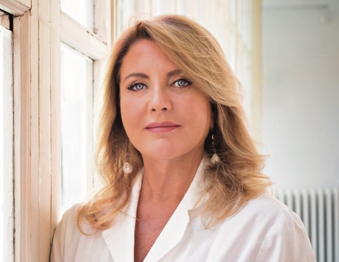 “Mangiare in meno di 20 minuti raddoppia il rischio di colesterolo”: gli esperti promuovono la lentezza di cenoni e pranzi di Natale