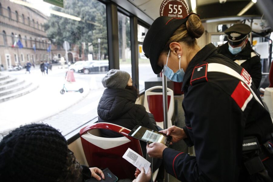 Scuola e Dad, mascherine all’aperto e durata green pass: cosa cambia dal 1 febbraio