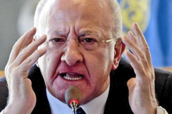 Pace si, De Luca no: il flop anti-guerra del governatore: “E’ come de Magistris ed è solo al comando come Putin”