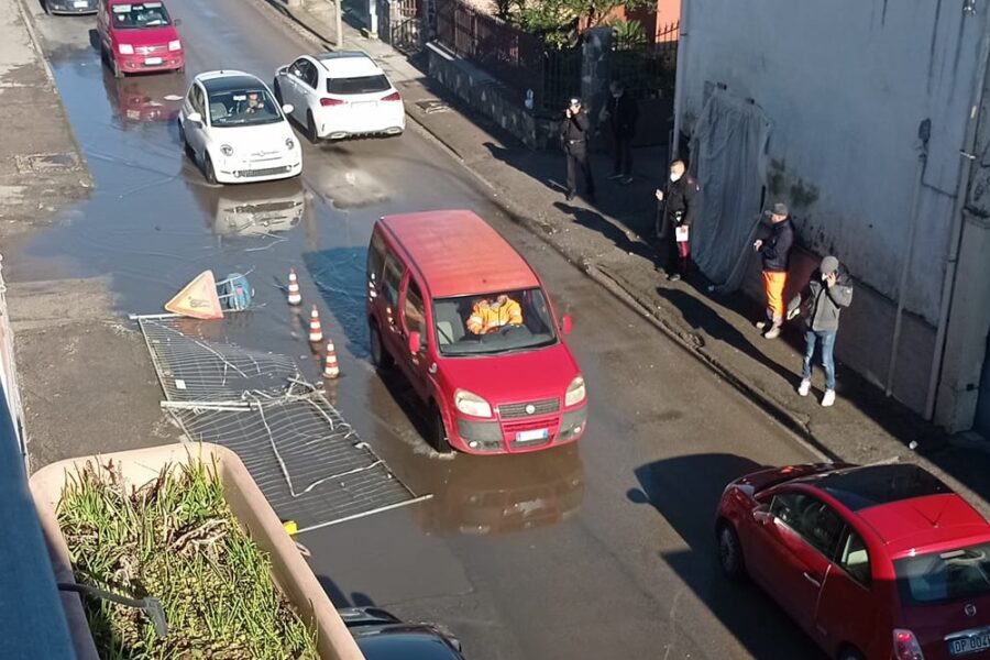Cade in una buca stradale, batte la testa e muore, il dramma nel Napoletano: “Ora può essere che la riparano”