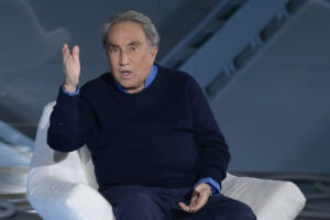 Emilio Fede torna libero, fine dell’incubo per l’ex direttore del Tg4: “Malato e anziano, non è pericoloso”