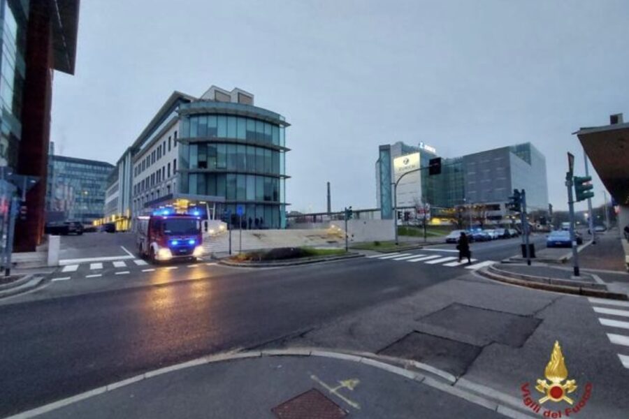 Esplosione nel palazzo di Generali a Milano, il gesto per vendetta contro l’ex: grave l’autrice dell’attacco