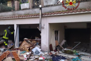 Esplosione in una villetta a Rocca di Papa: gravissima donna estratta dalle macerie