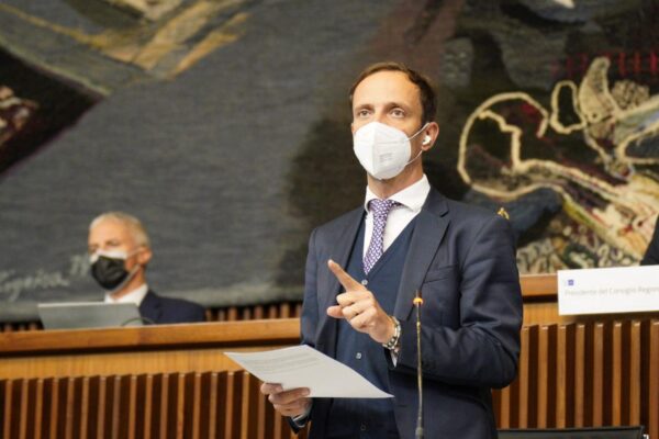 Fedriga sotto scorta, minacce no Vax al governatore del Friuli: lettere e scritte sui muri per le sue posizioni sui vaccini