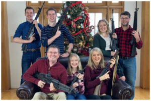“Babbo Natale portaci più munizioni”: è polemica per la foto con armi del deputato americano