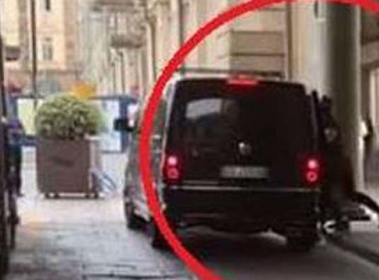 Sequestrato sotto casa, imprenditore riesce a fuggire dal furgone dei rapitori: giallo a Napoli