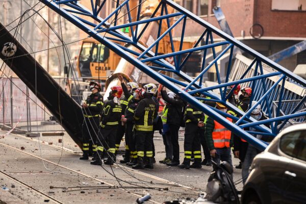 Crollo gru Torino, ultimo sopralluogo: spunta l’ipotesi del cedimento dell’asfalto