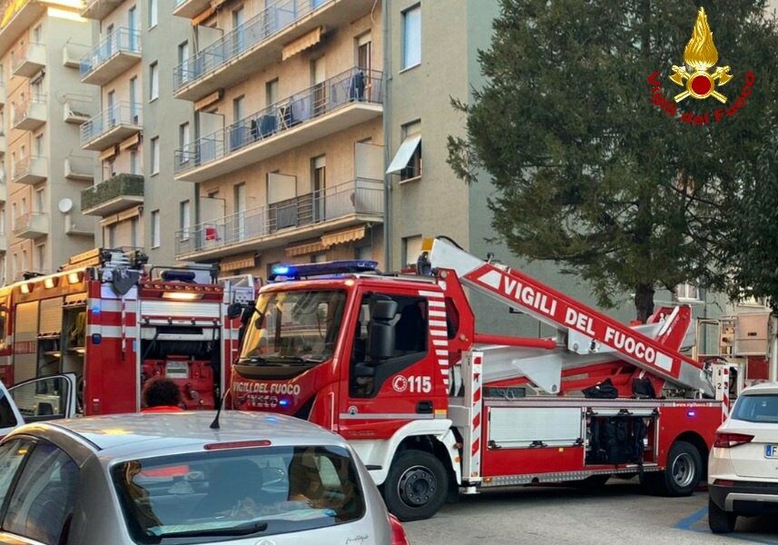 Divampano le fiamme in cucina: due morti nell’incendio in casa