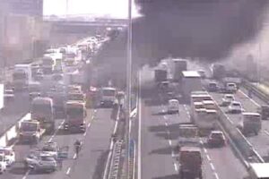 Schianto tra camion sull’autostrada A14, mezzo in fiamme dopo lo scontro: “Fumo visibile da chilometri”