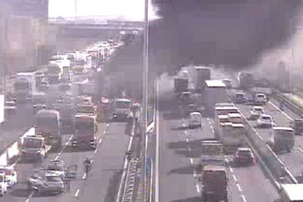 Schianto tra camion sull’autostrada A14, mezzo in fiamme dopo lo scontro: “Fumo visibile da chilometri”