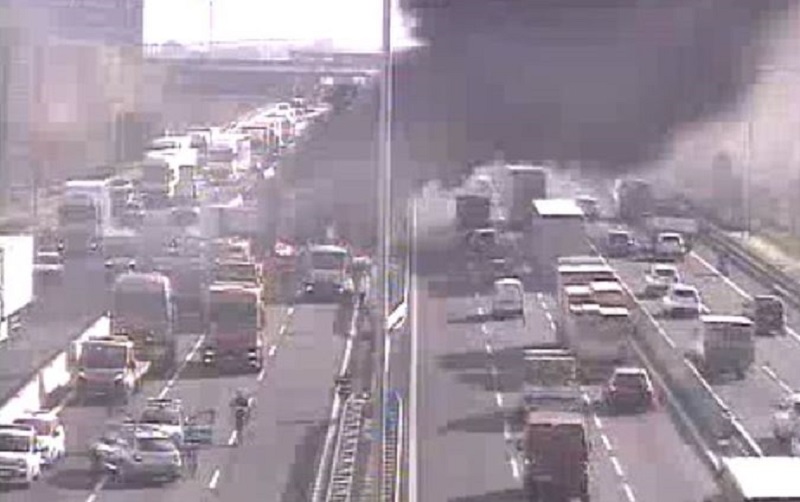 Schianto tra camion sull’autostrada A14, mezzo in fiamme dopo lo scontro: “Fumo visibile da chilometri”