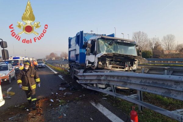 Incidente tra camion, furgone a auto: 50enne muore sul colpo sull’A21, traffico in tilt