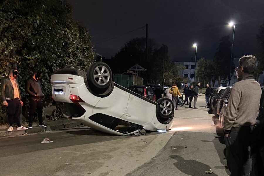 Auto si ribalta a Napoli, miracolo la sera di Natale: “Sto bene”