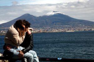 Maltempo in Campania, dopo un giorno di sole tornano vento e temporali: altre 24 ore di allerta arancione Maltempo in Campania, dopo un giorno di sole tornano vento e temporali: altre 24 ore di allerta arancione