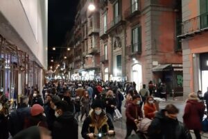 L’ordinanza di De Luca non frena la ressa di Natale: a Napoli è corsa allo shopping