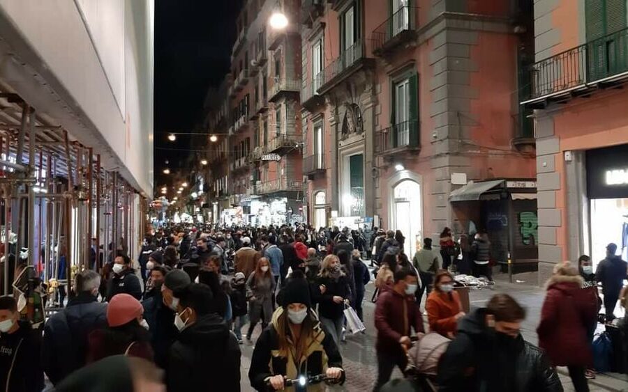 L’ordinanza di De Luca non frena la ressa di Natale: a Napoli è corsa allo shopping