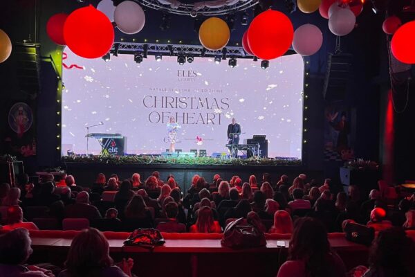 La notte bianca della solidarietà  per i bambini del Pausilipon: il cuore grande dei napoletani conquista il teatro Posillipo