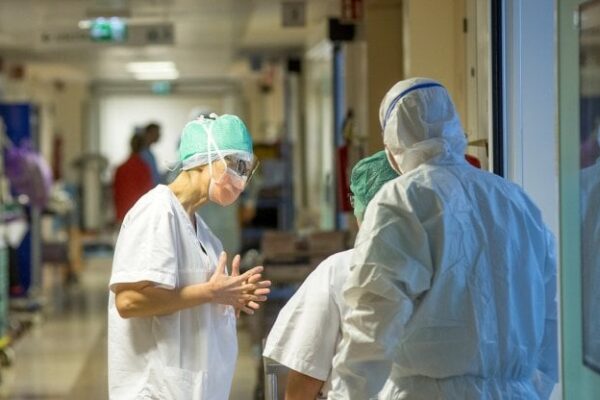 No vax, le folli teorie dagli ospedali: “Chiedono di non essere addormentati per paura di essere vaccinati”