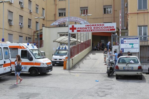 Boom di contagi in Campania, il Loreto Mare torna ospedale Covid: “Decisione che non avremmo voluto prendere”