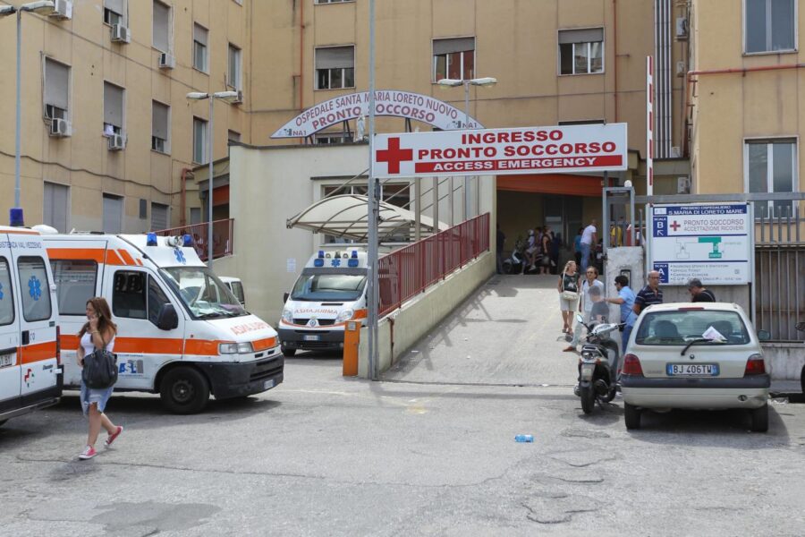 Boom di contagi in Campania, il Loreto Mare torna ospedale Covid: “Decisione che non avremmo voluto prendere”