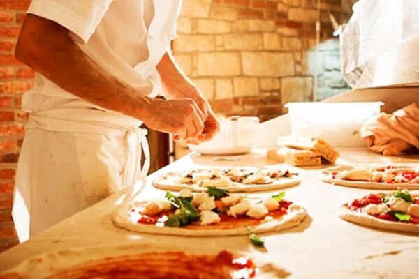 Troppe bestemmie, pizzaiolo accoltellato alla gola da collega: è grave