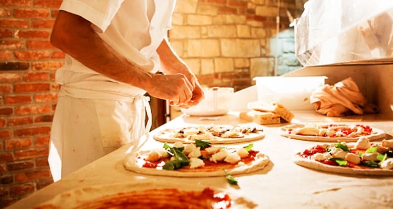 Troppe bestemmie, pizzaiolo accoltellato alla gola da collega: è grave