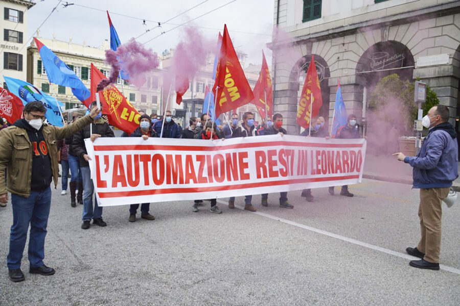 Caso Leonardo, sugli operai piovono cassa integrazione e calcinacci: “Situazione inaccettabile”